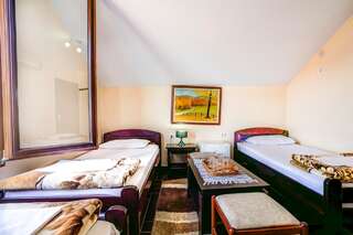 Гостевой дом Private Accommodation Kubura Подгорица Четырехместный номер с террасой-4