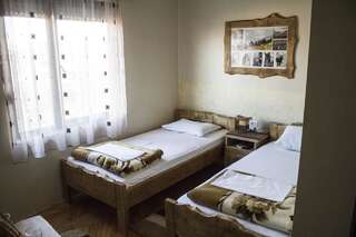 Гостевой дом Private Accommodation Kubura Подгорица Двухместный номер с 2 отдельными кроватями и ванной комнатой-3