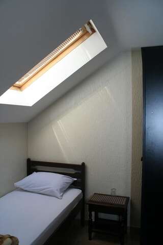 Гостевой дом Private Accommodation Kubura Подгорица Трехместный номер с террасой-2