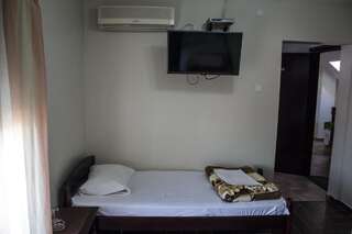 Гостевой дом Private Accommodation Kubura Подгорица Трехместный номер с террасой-6