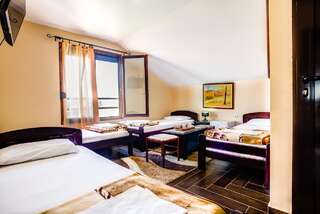 Гостевой дом Private Accommodation Kubura Подгорица Четырехместный номер с террасой-3